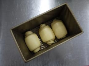 把卷好的面团放入模具中，在温度35度下进行发酵。