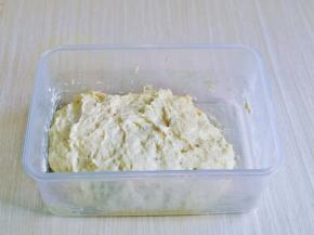 首先将波兰种发酵上，椰汁140g，高筋面粉150g，酵母粉1g ，搅拌均匀，盖上盖子，放入冰箱冷藏发酵一夜。