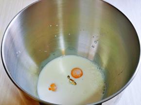 早上起来准备发酵面团，首先将椰汁，草鸡蛋加入厨师机桶中。