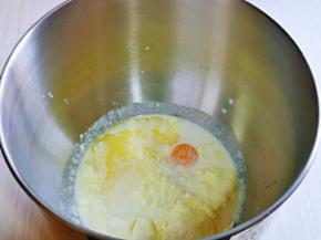 再加入玉米油，盐，白砂糖，奶粉。