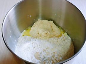 再加入高筋面粉，顶部挖个洞，把酵母粉倒入，再用旁边面粉盖起来，最后加入发酵好的波兰种，启动厨师机2档揉面20分钟。