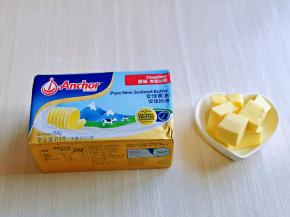 黄油提前从冰箱取出，称重，室温软化。