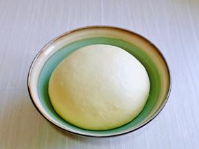 揉成好的面团取出，揉圆，放入器具中，进行发酵，我是蒸烤箱35度发酵40分钟，如果室温发酵注意保持面团的湿度。