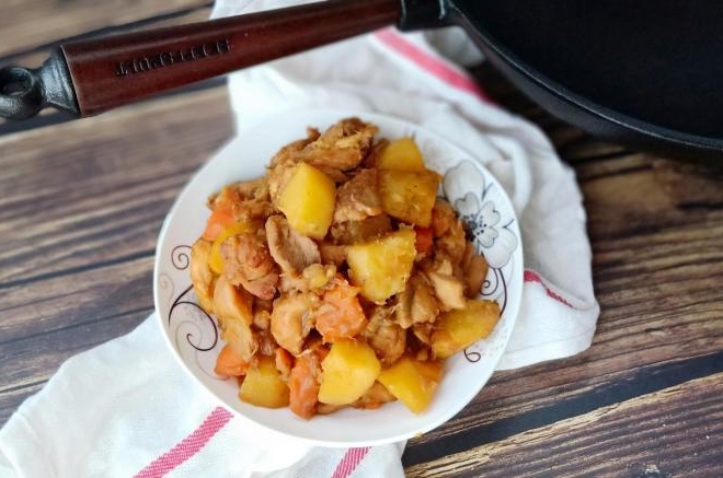 鸡腿炖土豆