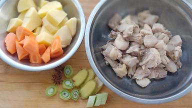 鸡腿切块焯一下水，然后空干备用。土豆胡萝卜切块，葱姜切片备用。