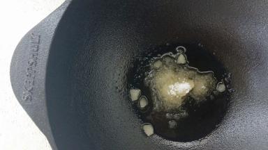 锅中放白糖和植物油，开中火 不要去搅拌，不然会返砂。