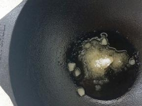 锅中放白糖和植物油，开中火 不要去搅拌，不然会返砂。