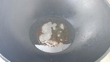 待白糖化了，呈黄褐色马上放鸡肉。千万别熬过了，不然瞬间就糊了。