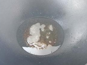 待白糖化了，呈黄褐色马上放鸡肉。千万别熬过了，不然瞬间就糊了。