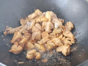 鸡肉下锅翻炒。