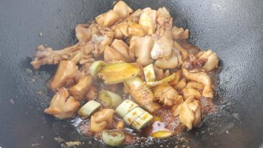 放入葱姜八角，倒入适量生抽，继续翻炒几下