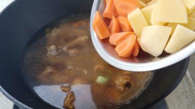 锅中加入热水(或者温水)，然后加入土豆胡萝卜块。