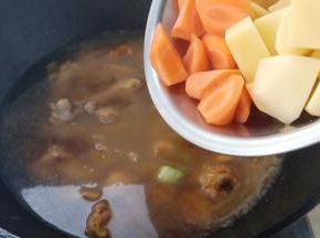 锅中加入热水(或者温水)，然后加入土豆胡萝卜块。