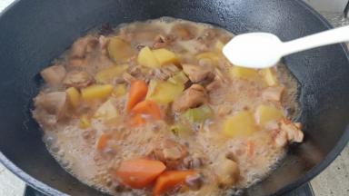 开锅再炖一小会，加适量的盐。翻拌均匀。