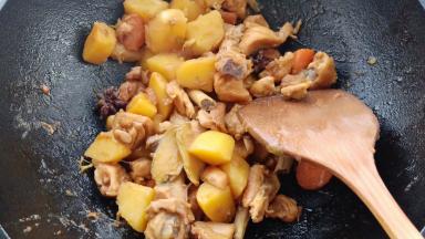 收汁即可关火，加少许味精翻拌均匀。