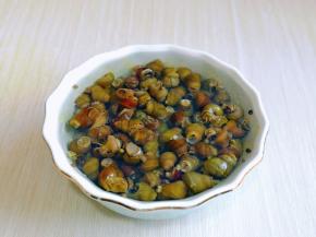 螺蛳买回来清洗两遍，之后放器具中，加入水再滴几滴食用油，养4小时以上，途中可以换水。（我买的是人家剪好的）