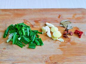 青大蒜去皮洗净切段，大蒜去皮切碎。姜去皮切片，辣椒切段。