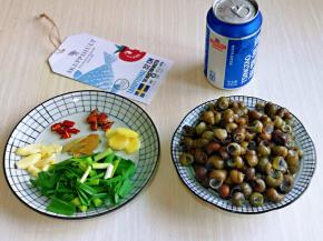 养好的螺蛳清洗干净，反复多洗几遍，准备工作完成。