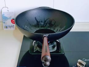 准备铸铁锅，倒入食用油，小火加热，用铁锅炒菜可以少放油，铁锅用得时间长了，表面会自然生成一层油光，相当于不粘锅的效果。做菜时候不必放太多油，从而避免摄入过量食用油。