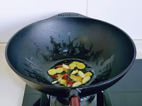 油温8成热时加入香料煸炒出香味。