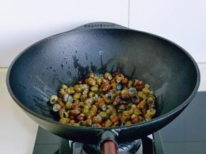 加入螺蛳翻炒。