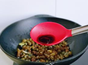 再加入豆瓣酱，蚝油。