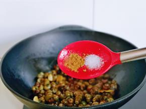 按个人口味加入盐，十三香，小火翻炒均匀。