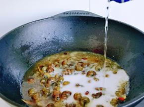 倒入啤酒，这个量加一罐啤酒正好。