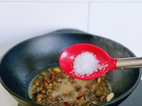 加入白砂糖提鲜，大火收汤，不要把汤收干，有一点汤汁才好吃，更入味儿。