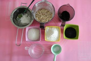 就用的市售的即食奇亚籽麦片，不要用很硬的那种，烤出来会很硬。准备好所有材料，真的超级快手。芝麻是要炒熟的，如果是生的，就锅里炒一下，炒香。