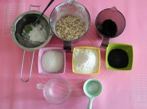 就用的市售的即食奇亚籽麦片，不要用很硬的那种，烤出来会很硬。准备好所有材料，真的超级快手。芝麻是要炒熟的，如果是生的，就锅里炒一下，炒香。