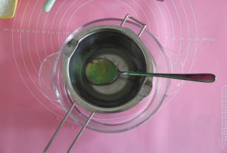 椰油是冷藏固体状态，放入小碗中，隔温热的水，将椰油融化成液体。