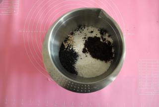 找个干净盆，将麦片、低粉、盐、椰蓉、黑芝麻、红糖（红糖用细一定的比较好，和材料混合的比较均匀）倒入。