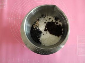 找个干净盆，将麦片、低粉、盐、椰蓉、黑芝麻、红糖（红糖用细一定的比较好，和材料混合的比较均匀）倒入。