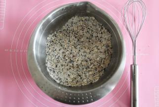 用手动打蛋器，将步骤3中材料混合均匀。手法没有什么要求。