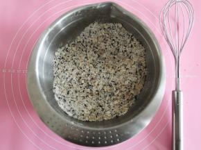 用手动打蛋器，将步骤3中材料混合均匀。手法没有什么要求。