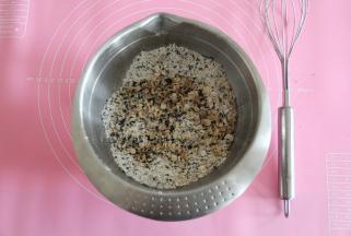 然后倒入融化的椰油和水。