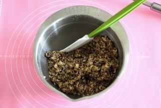 用刮刀翻拌均匀，成团。麦片的吸水性略有不同，水量可以略微调整一下，拌匀的材料能成团，带点粘性，但是不是那种湿哒哒的。