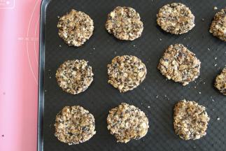 此时可以预热烤箱，上下180度，然后取一烤盘，取25克混匀的材料，用手左右来回攥成小圆球，然后在掌心按扁，放在烤盘上，可以制作12个左右。按压的厚薄程度，，看个人喜好，越薄，越脆，略厚，就是心里软，外边脆！但是不要死命按，按太结实 ，成品会很硬。