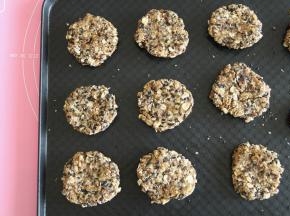 此时可以预热烤箱，上下180度，然后取一烤盘，取25克混匀的材料，用手左右来回攥成小圆球，然后在掌心按扁，放在烤盘上，可以制作12个左右。按压的厚薄程度，，看个人喜好，越薄，越脆，略厚，就是心里软，外边脆！但是不要死命按，按太结实 ，成品会很硬。