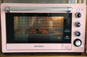 所有都操作好，放入烤箱中下层，转上下170度，烤20-25分钟。