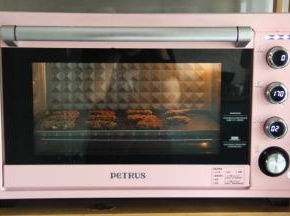 所有都操作好，放入烤箱中下层，转上下170度，烤20-25分钟。