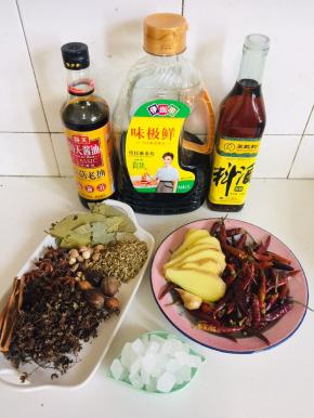 准备好卤鸭架的卤料：
花椒，干辣椒，八角，桂皮，香叶，草果，肉蔻，小茴香，生姜，冰糖，老抽，生抽，料酒。
