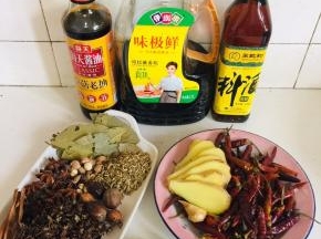 准备好卤鸭架的卤料：
花椒，干辣椒，八角，桂皮，香叶，草果，肉蔻，小茴香，生姜，冰糖，老抽，生抽，料酒。