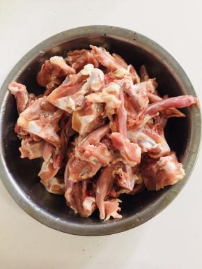 冰冻的鸭架解冻，切成两半，清洗干净备用。