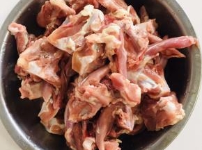 冰冻的鸭架解冻，切成两半，清洗干净备用。