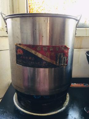 转中小火慢炖一个小时。（中途可以观察一下，肉离骨即可。）