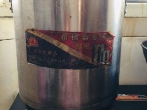 转中小火慢炖一个小时。（中途可以观察一下，肉离骨即可。）