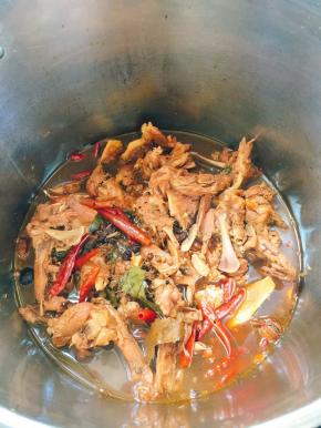 卤好的鸭架浸泡半天，让它更入味儿！