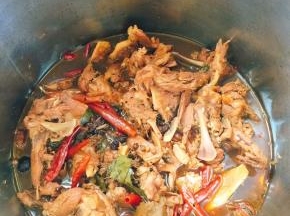 卤好的鸭架浸泡半天，让它更入味儿！